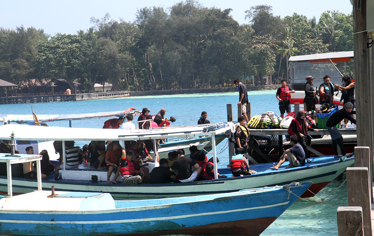 Wisatawan tiba di Pulau Dolphin, Kepulauan Seribu, Jakarta, Selasa (13/3/2024).(BeritaNasional.com/ Oke Atmaja)