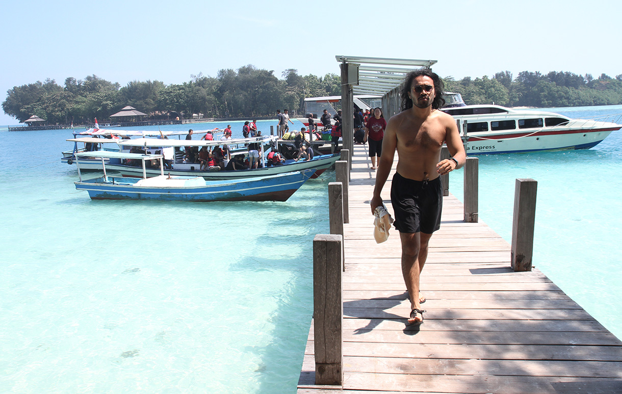 Wisatawan tiba di Pulau Dolphin, Kepulauan Seribu, Jakarta, Selasa (13/3/2024).(BeritaNasional.com/ Oke Atmaja)