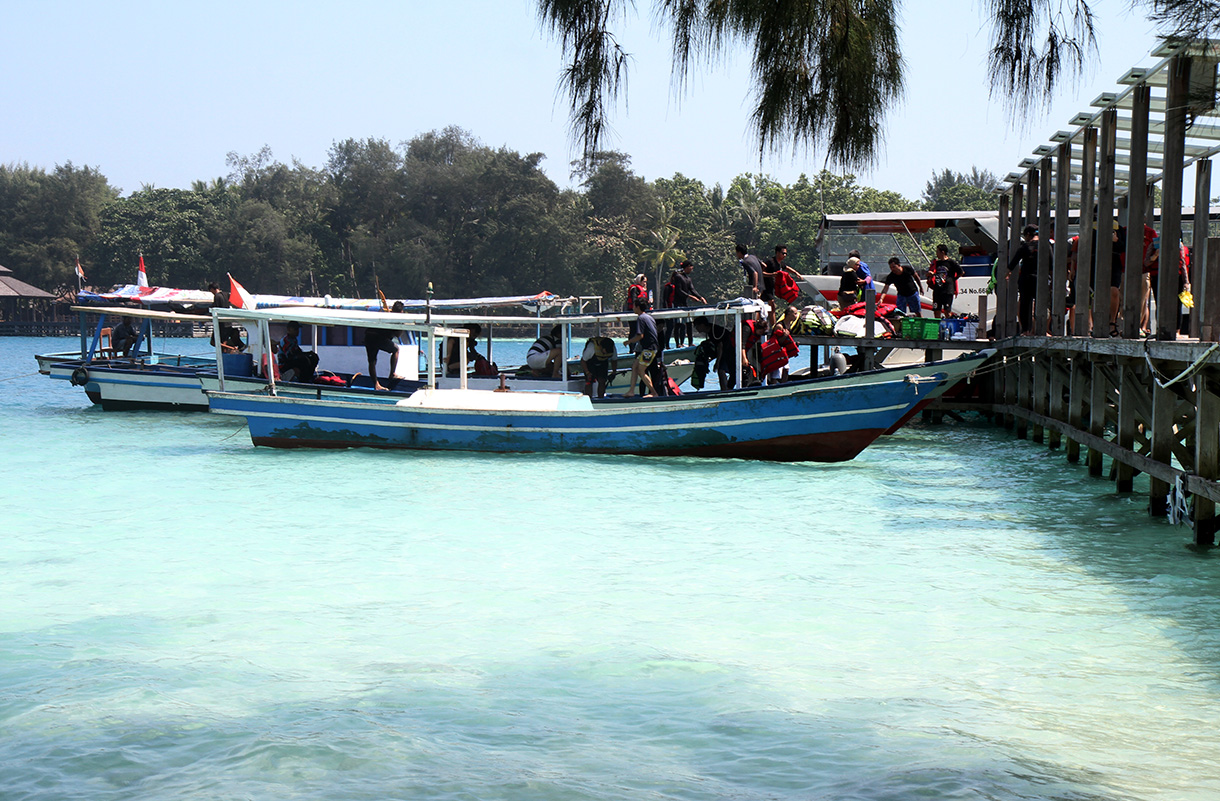 Wisatawan tiba di Pulau Dolphin, Kepulauan Seribu, Jakarta, Selasa (13/3/2024).(BeritaNasional.com/ Oke Atmaja)