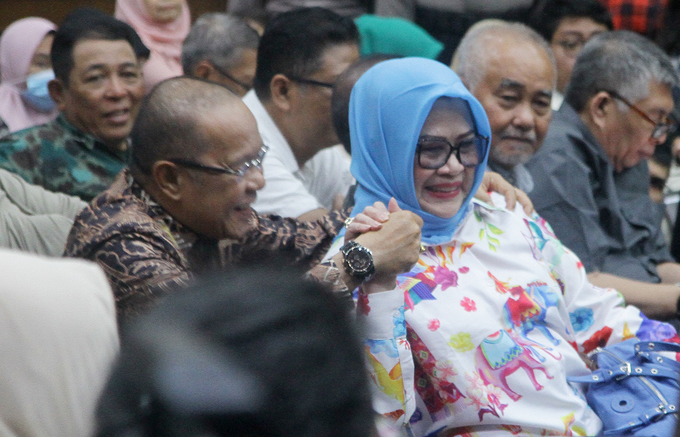 Kerabat menangis saat menyaksikan sidang vonis Syahrul Yasin di Pengadilan Tipikor, Jakarta, Kamis (11/7/2024). (BeritaNasional.com/Oke Atmaja)