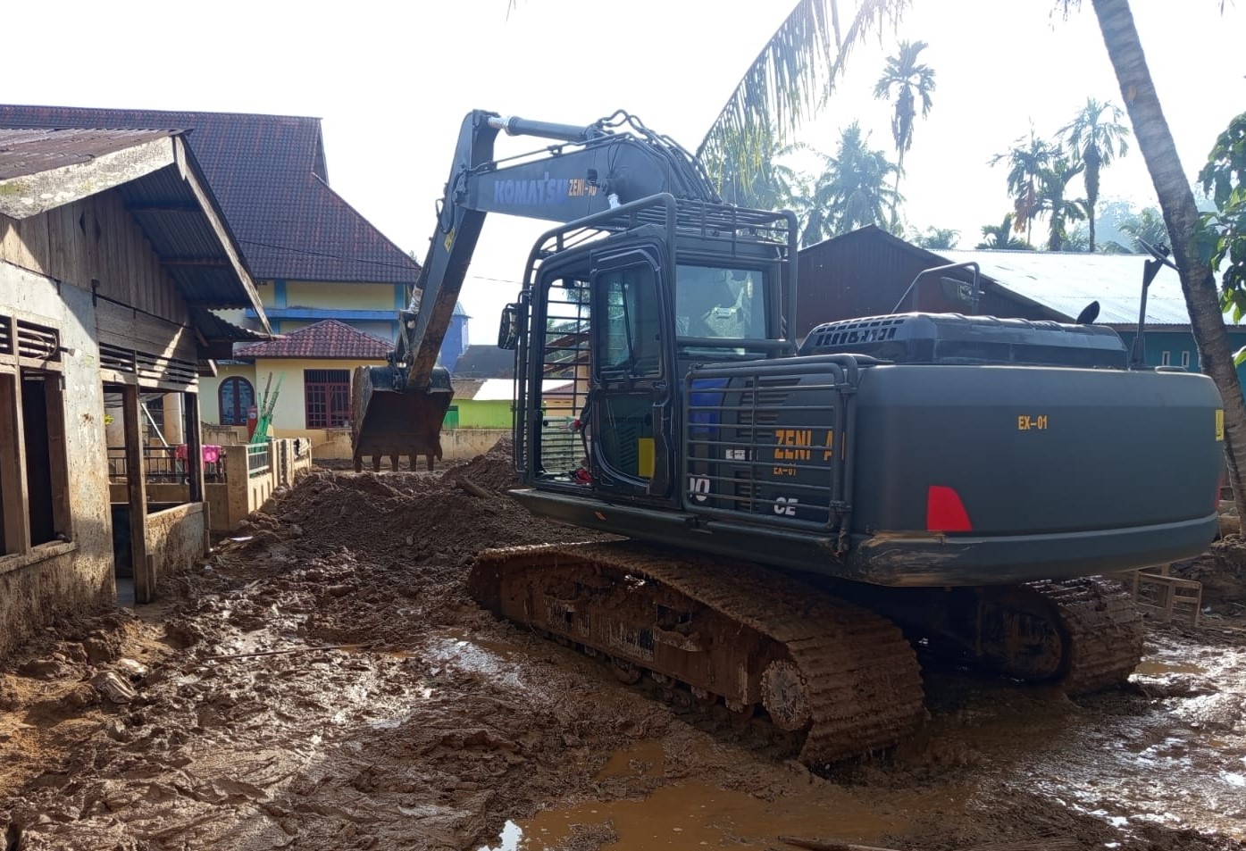 TNI kerahkan alat berat untuk pemulihan pasca bencana banjir dan longsor di Tapanuli Tengah. (BeritaNasional/Elvis/HO Dispenad)
