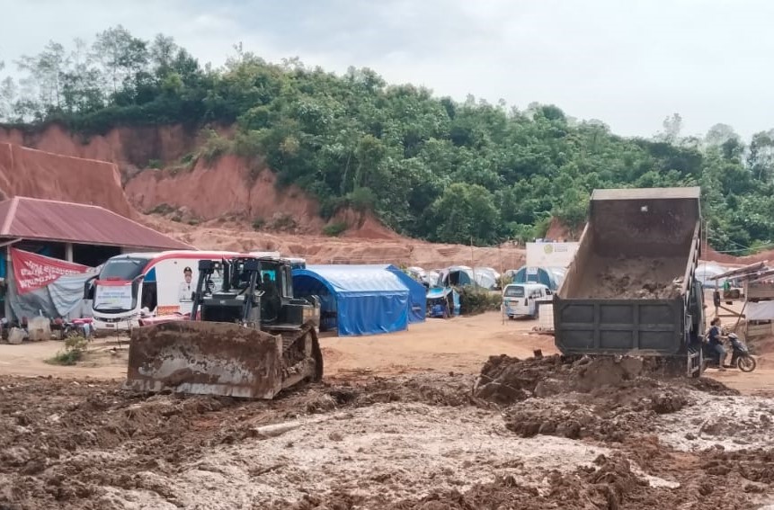 TNI kerahkan alat berat untuk pemulihan pasca bencana banjir dan longsor di Tapanuli Tengah. (BeritaNasional/Elvis/HO Dispenad)