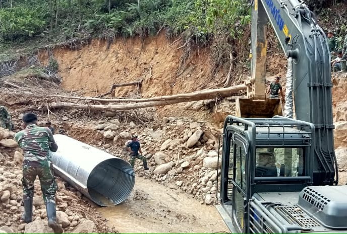 TNI kerahkan alat berat untuk pemulihan pasca bencana banjir dan longsor di Tapanuli Tengah. (BeritaNasional/Elvis/HO Dispenad)