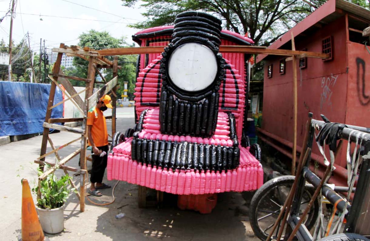 Keren, Limbah Botol Plastik Disulap Jadi Kereta Petugas Unit Penanganan Sampah (UPS) Badan Air Dinas Lingkungan Hidup DKI Jakarta Kecamatan Senen menyelesaikan pembuatan perahu dari limbah botol plastik di Jalan Habib Ali Kwitang, Kwitang,Jakarta, Rabu (10/9/2025). (Beritanasional.com/Oke Atmaja)