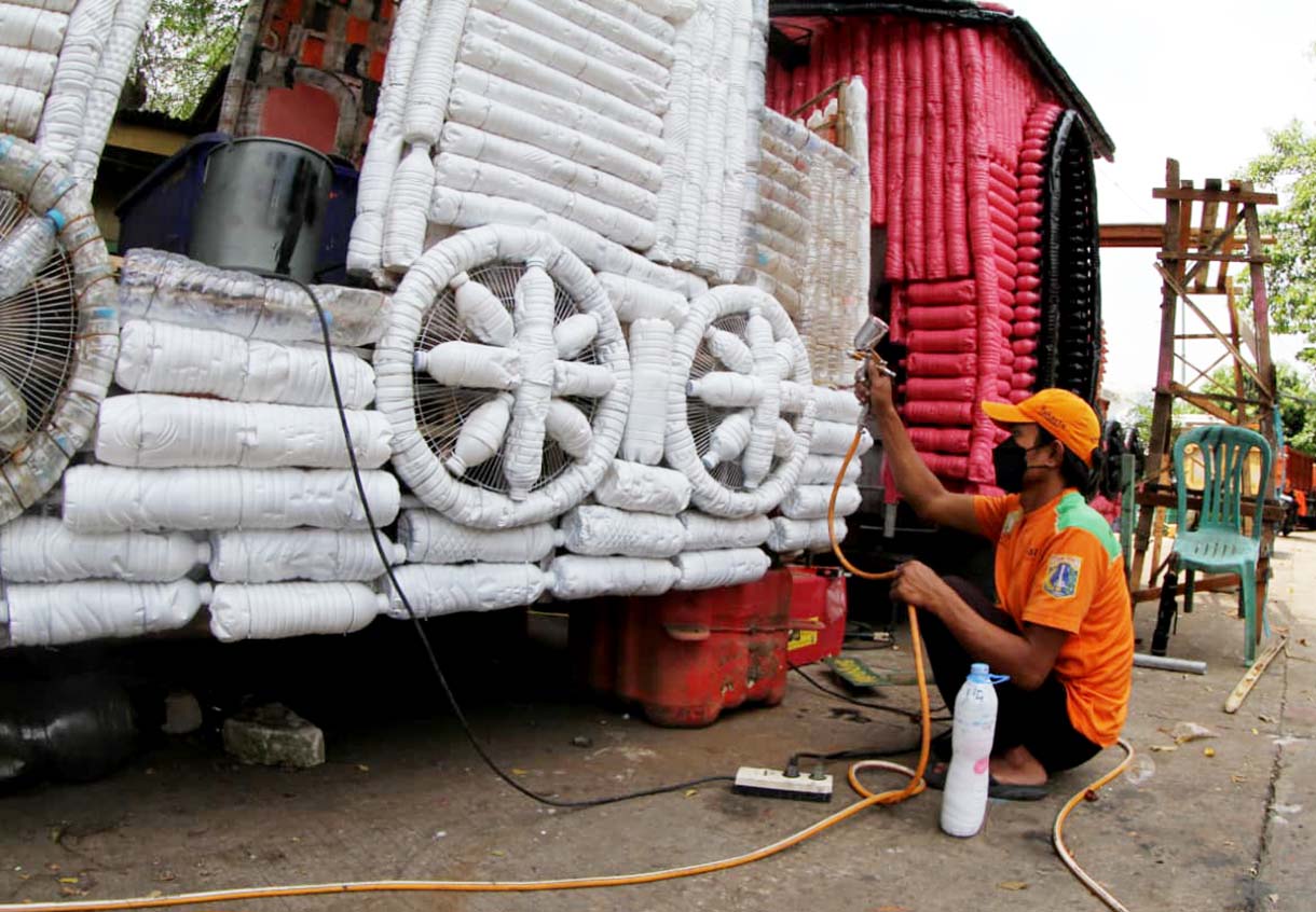 Keren, Limbah Botol Plastik Disulap Jadi Kereta Petugas Unit Penanganan Sampah (UPS) Badan Air Dinas Lingkungan Hidup DKI Jakarta Kecamatan Senen menyelesaikan pembuatan perahu dari limbah botol plastik di Jalan Habib Ali Kwitang, Kwitang,Jakarta, Rabu (10/9/2025). (Beritanasional.com/Oke Atmaja)