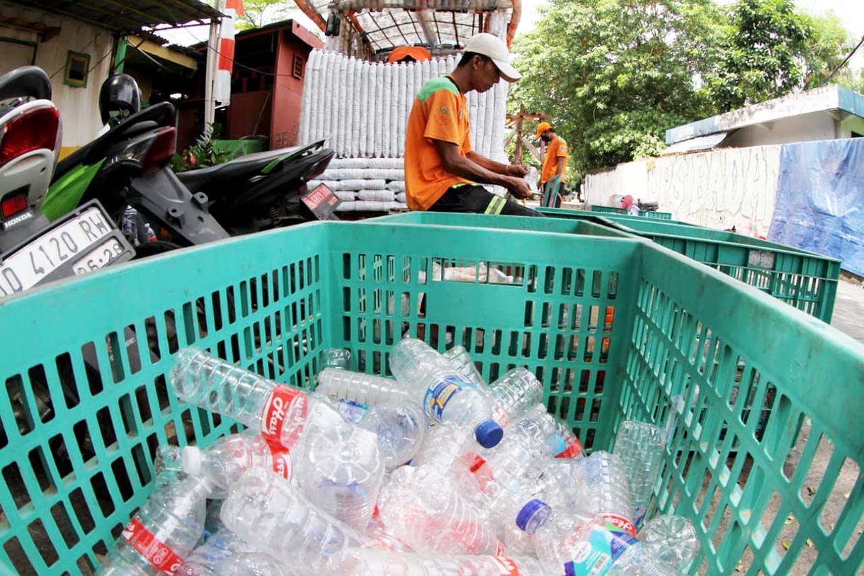 Keren, Limbah Botol Plastik Disulap Jadi Kereta Petugas Unit Penanganan Sampah (UPS) Badan Air Dinas Lingkungan Hidup DKI Jakarta Kecamatan Senen menyelesaikan pembuatan perahu dari limbah botol plastik di Jalan Habib Ali Kwitang, Kwitang,Jakarta, Rabu (10/9/2025). (Beritanasional.com/Oke Atmaja)