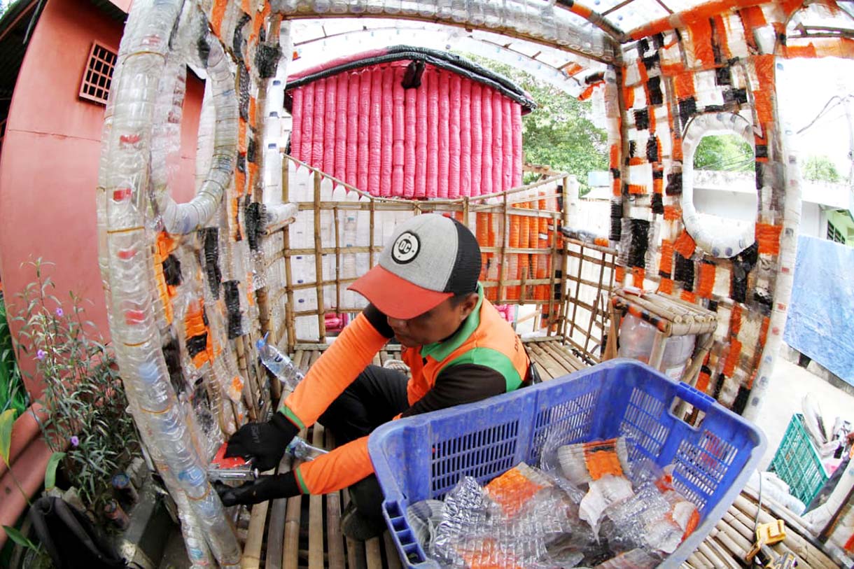 Keren, Limbah Botol Plastik Disulap Jadi Kereta Petugas Unit Penanganan Sampah (UPS) Badan Air Dinas Lingkungan Hidup DKI Jakarta Kecamatan Senen menyelesaikan pembuatan perahu dari limbah botol plastik di Jalan Habib Ali Kwitang, Kwitang,Jakarta, Rabu (10/9/2025). (Beritanasional.com/Oke Atmaja)