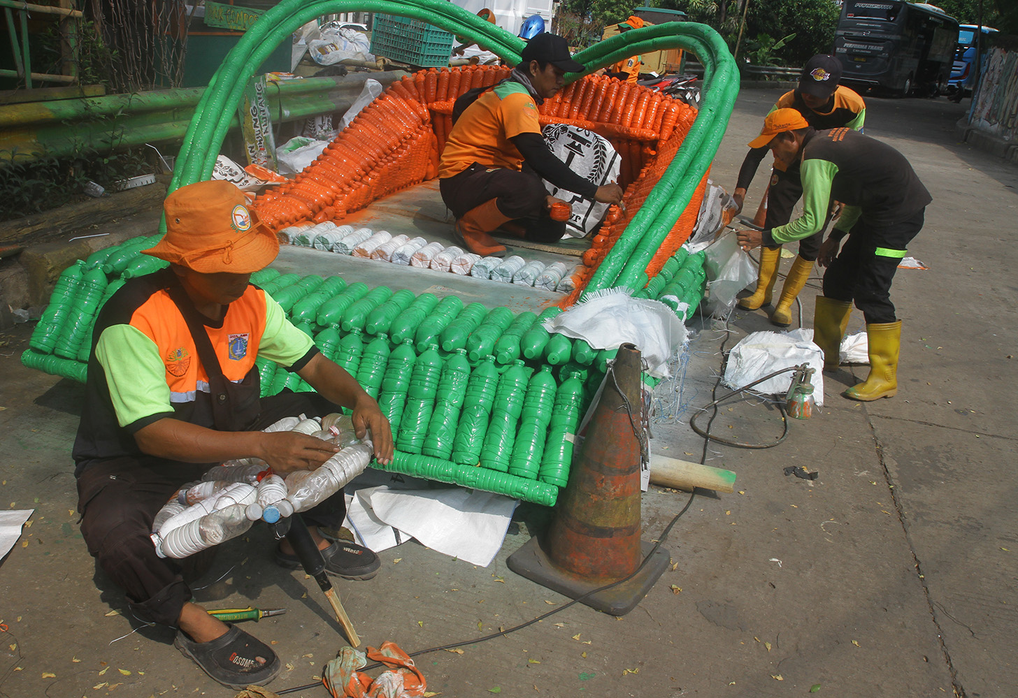 Petugas Unit Penanganan Sampah Badan Air (UPS BA) menyelesaikan pembuatan perahu dari limbah botol plastik di Kwitang, Jakarta, Sabtu (15/7/2024).(BeritaNasional.Com/Oke Atmaja)