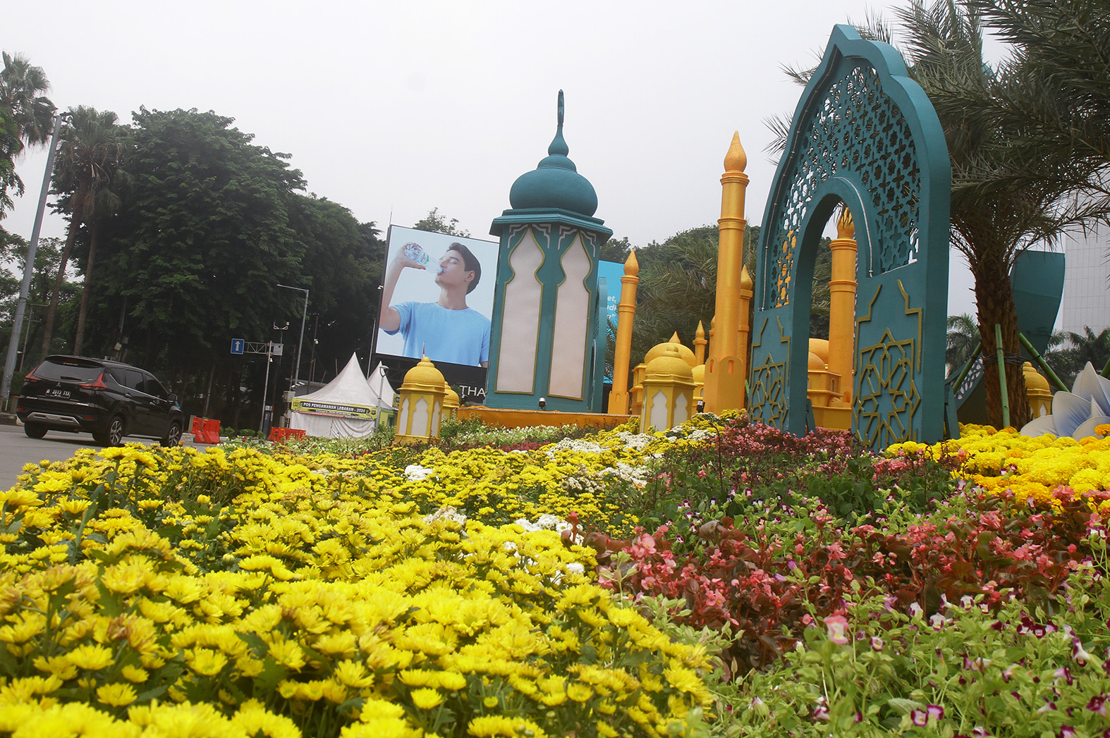 Kendaraan melintas di depan dekorasi Idul Fitri 1445 Hijriah di kawasan Bundaran Hotel Indonesia, Jakarta, Selasa (9/4/2024). (BeritaNasional/Oke Atmaja)