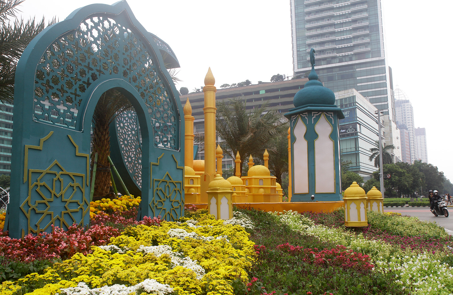 Kendaraan melintas di depan dekorasi Idul Fitri 1445 Hijriah di kawasan Bundaran Hotel Indonesia, Jakarta, Selasa (9/4/2024). (BeritaNasional/Oke Atmaja)