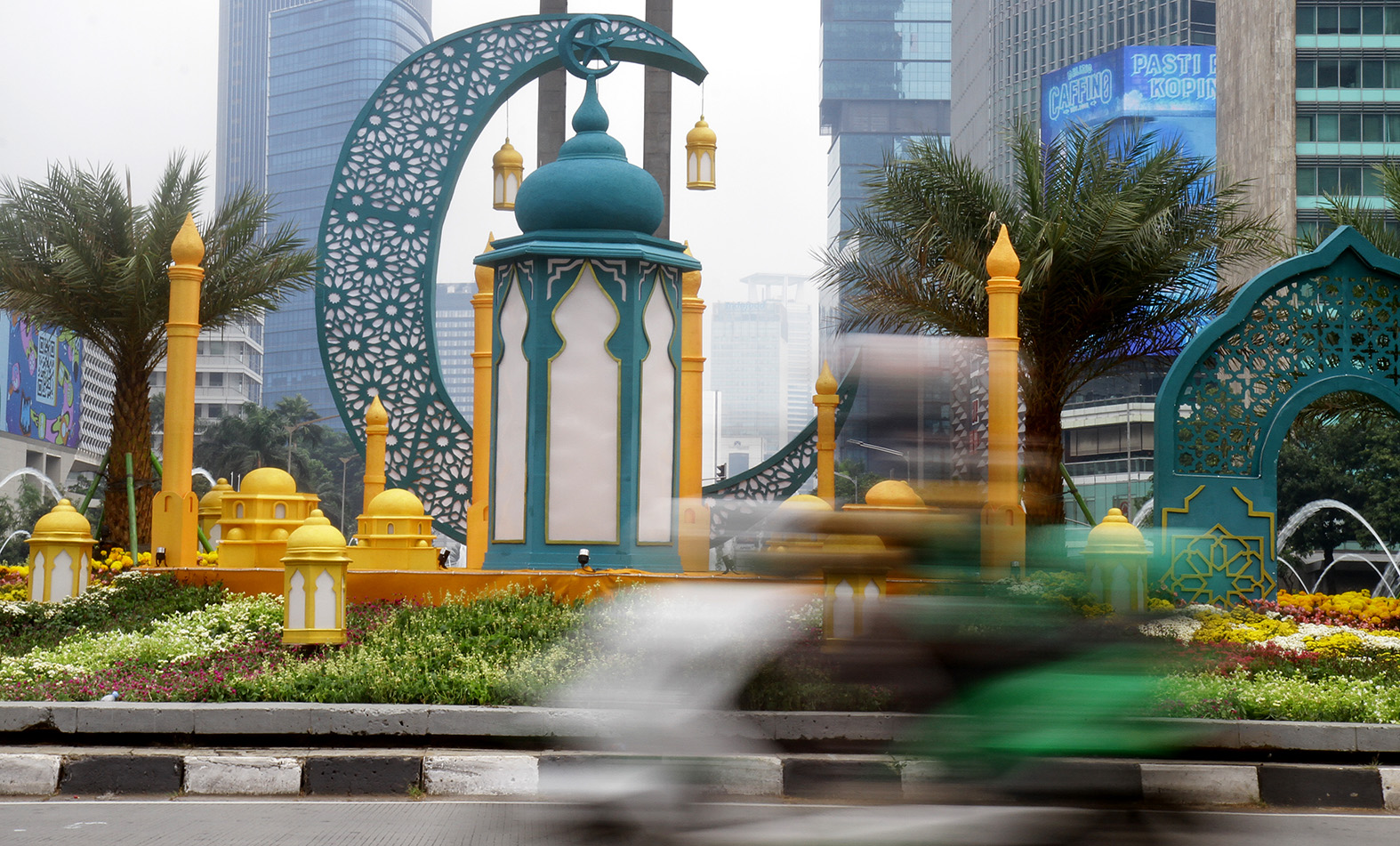 Kendaraan melintas di depan dekorasi Idul Fitri 1445 Hijriah di kawasan Bundaran Hotel Indonesia, Jakarta, Selasa (9/4/2024). (BeritaNasional/Oke Atmaja)