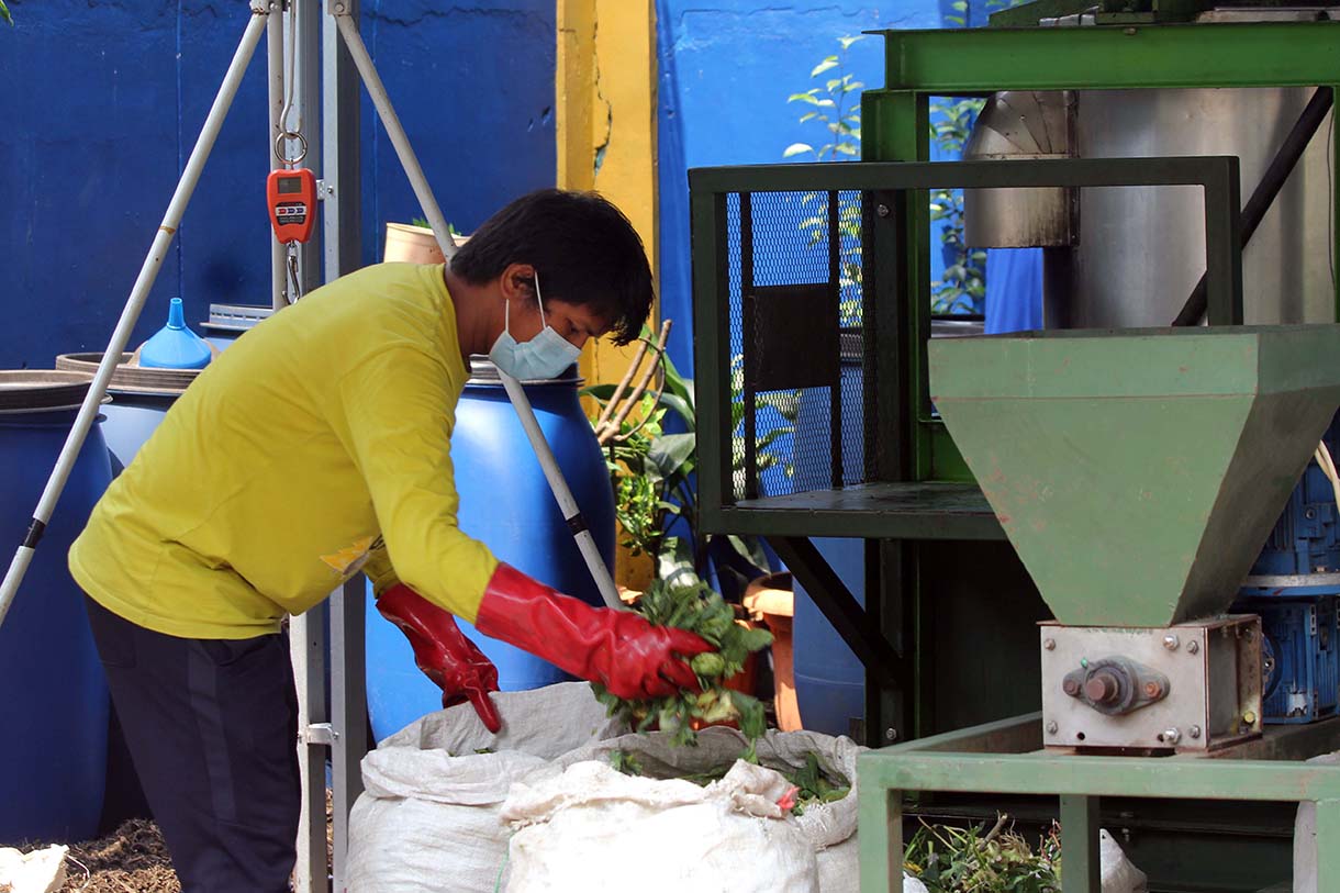 Petugas memasukan sampah organik ke dalam mesin pengolahan sampah di Pasar Area 7 Kramat Jati, Jakarta, Selasa (12/5/2026). (Beritanasional.com/Oke Atmaja)