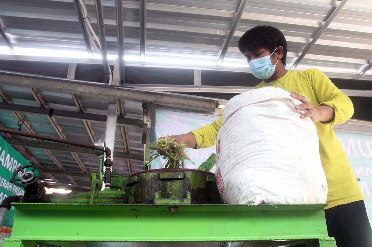 Petugas memasukan sampah organik ke dalam mesin pengolahan sampah di Pasar Area 7 Kramat Jati, Jakarta, Selasa (12/5/2026). (Beritanasional.com/Oke Atmaja)