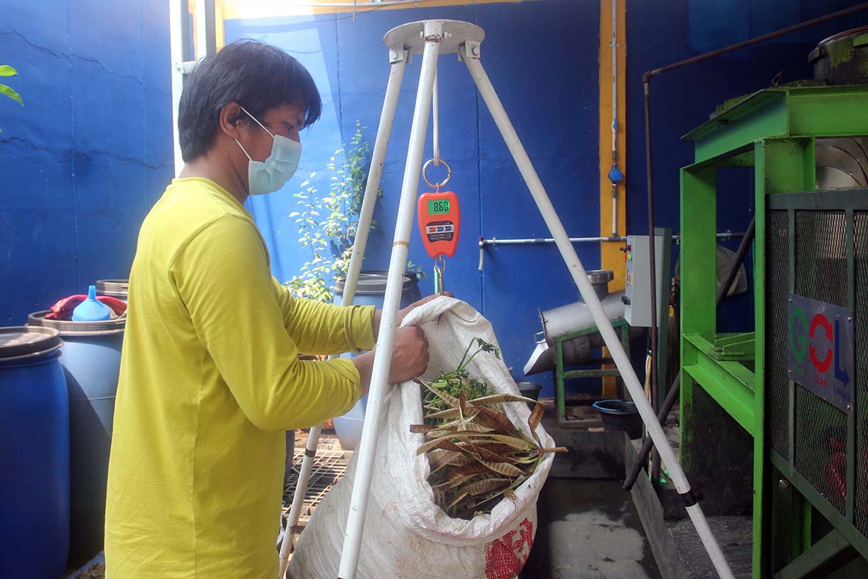 Petugas memasukan sampah organik ke dalam mesin pengolahan sampah di Pasar Area 7 Kramat Jati, Jakarta, Selasa (12/5/2026). (Beritanasional.com/Oke Atmaja)