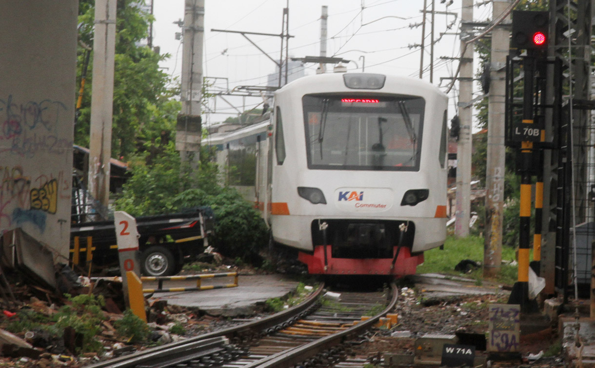 Kereta bandara melintas di kawasan stasiun Manggarai, Jakarta, Sabtu (21/12/2024).(BeritaNasional.com/Oke Atmaja)