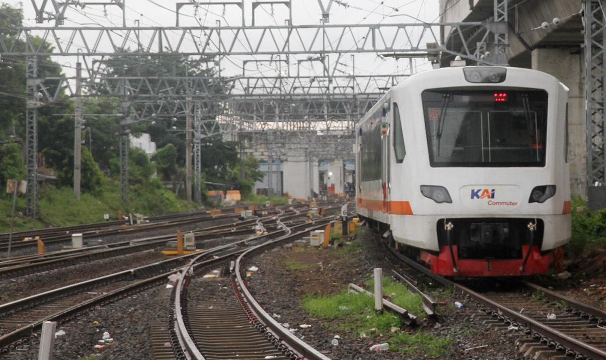 Kereta bandara melintas di kawasan stasiun Manggarai, Jakarta, Sabtu (21/12/2024).(BeritaNasional.com/Oke Atmaja)