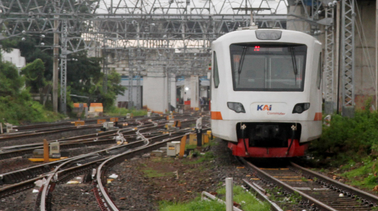 Kereta bandara melintas di kawasan stasiun Manggarai, Jakarta, Sabtu (21/12/2024).(BeritaNasional.com/Oke Atmaja)