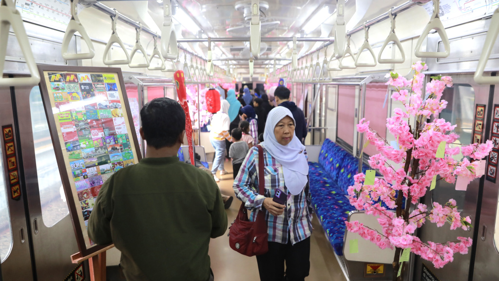 Pengunjung mengamati miniatur kereta yang dipajang di Mini Museum Stasiun Jakarta Kota, Rabu (12/11/2025). (Berita nasional.com/Oke Atmaja)