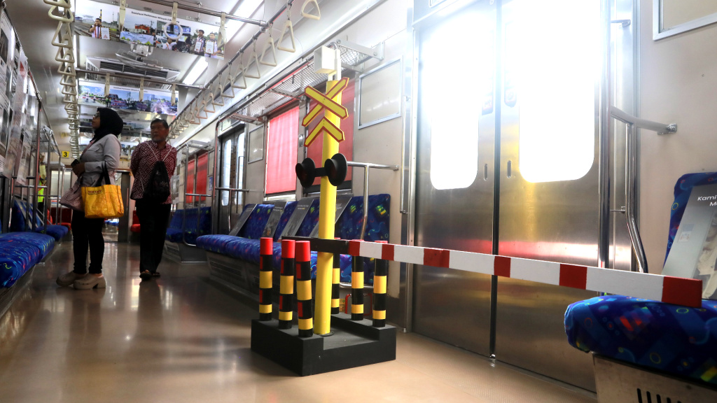 Pengunjung mengamati miniatur kereta yang dipajang di Mini Museum Stasiun Jakarta Kota, Rabu (12/11/2025). (Berita nasional.com/Oke Atmaja)