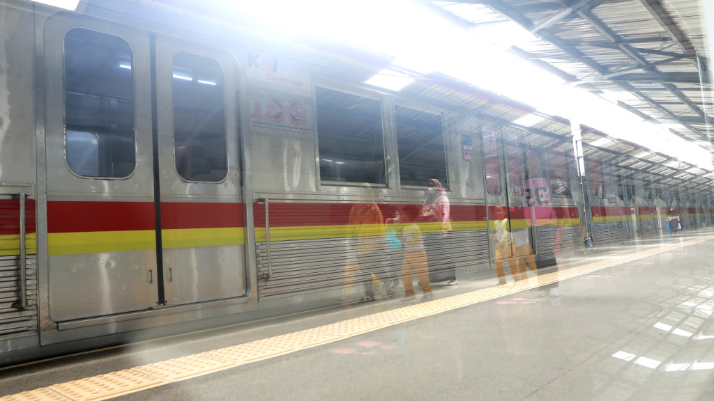 Pengunjung mengamati miniatur kereta yang dipajang di Mini Museum Stasiun Jakarta Kota, Rabu (12/11/2025). (Berita nasional.com/Oke Atmaja)