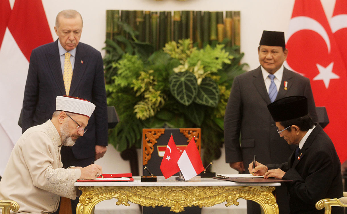 Presiden Prabowo Subianto (atas, kanan) dan Presiden Turki Recep Tayyip Erdogan (atas, kiri) menyaksikan Menteri ESDM Bahlil Lahadalia (bawah, kanan) dan Menteri Energi dan Sumber Daya Alam Turki Alparslan Bayraktar (bawah, kiri) menandantangani memorandum saling pengertian kerja sama kedua negara di Istana Bogor, Bogor, Jawa Barat, Rabu (12/2/2025).  (Beritanasional.com/Oke Atmaja)