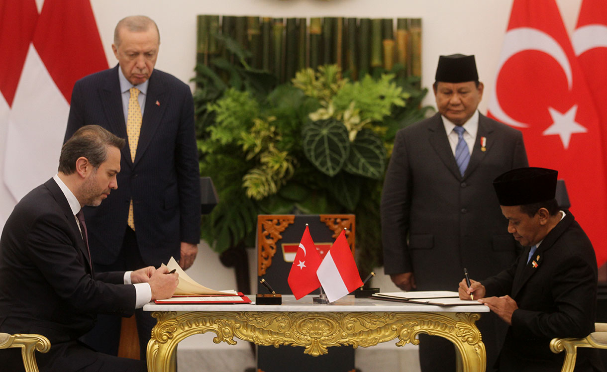 Presiden Prabowo Subianto (atas, kanan) dan Presiden Turki Recep Tayyip Erdogan (atas, kiri) menyaksikan Menteri ESDM Bahlil Lahadalia (bawah, kanan) dan Menteri Energi dan Sumber Daya Alam Turki Alparslan Bayraktar (bawah, kiri) menandantangani memorandum saling pengertian kerja sama kedua negara di Istana Bogor, Bogor, Jawa Barat, Rabu (12/2/2025).  (Beritanasional.com/Oke Atmaja)