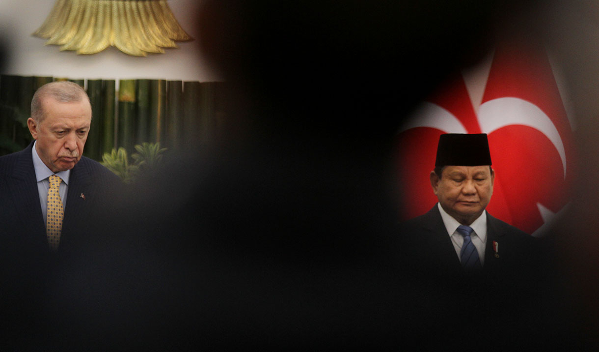 Presiden Prabowo Subianto (atas, kanan) dan Presiden Turki Recep Tayyip Erdogan (atas, kiri) menyaksikan Menteri ESDM Bahlil Lahadalia (bawah, kanan) dan Menteri Energi dan Sumber Daya Alam Turki Alparslan Bayraktar (bawah, kiri) menandantangani memorandum saling pengertian kerja sama kedua negara di Istana Bogor, Bogor, Jawa Barat, Rabu (12/2/2025).  (Beritanasional.com/Oke Atmaja)