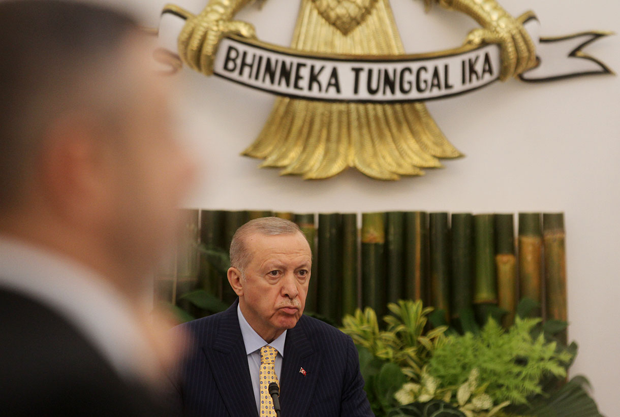 Presiden Prabowo Subianto (atas, kanan) dan Presiden Turki Recep Tayyip Erdogan (atas, kiri) menyaksikan Menteri ESDM Bahlil Lahadalia (bawah, kanan) dan Menteri Energi dan Sumber Daya Alam Turki Alparslan Bayraktar (bawah, kiri) menandantangani memorandum saling pengertian kerja sama kedua negara di Istana Bogor, Bogor, Jawa Barat, Rabu (12/2/2025).  (Beritanasional.com/Oke Atmaja)