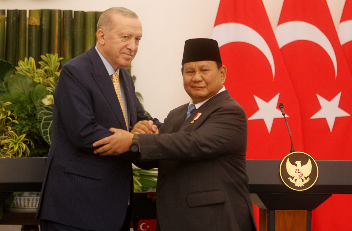 Presiden Prabowo Subianto (atas, kanan) dan Presiden Turki Recep Tayyip Erdogan (atas, kiri) menyaksikan Menteri ESDM Bahlil Lahadalia (bawah, kanan) dan Menteri Energi dan Sumber Daya Alam Turki Alparslan Bayraktar (bawah, kiri) menandantangani memorandum saling pengertian kerja sama kedua negara di Istana Bogor, Bogor, Jawa Barat, Rabu (12/2/2025).  (Beritanasional.com/Oke Atmaja)