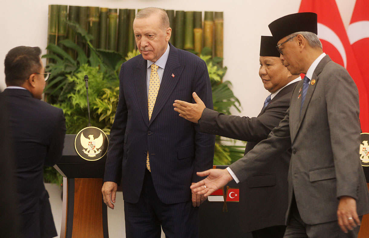 Presiden Prabowo Subianto (atas, kanan) dan Presiden Turki Recep Tayyip Erdogan (atas, kiri) menyaksikan Menteri ESDM Bahlil Lahadalia (bawah, kanan) dan Menteri Energi dan Sumber Daya Alam Turki Alparslan Bayraktar (bawah, kiri) menandantangani memorandum saling pengertian kerja sama kedua negara di Istana Bogor, Bogor, Jawa Barat, Rabu (12/2/2025).  (Beritanasional.com/Oke Atmaja)