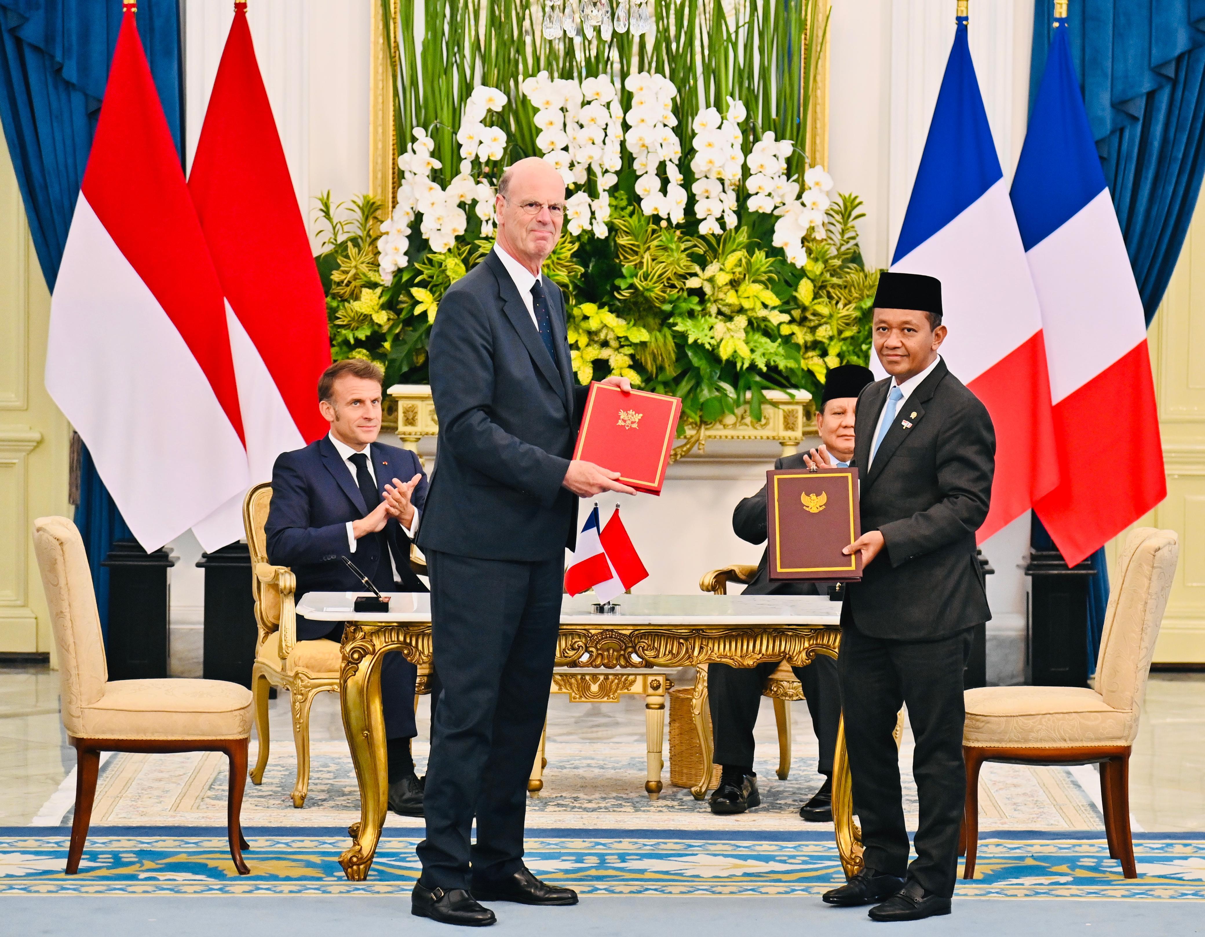 Kerja Sama Indonesia dengan Prancis Presiden Prabowo Subianto (kedua kanan) dan Presiden Prancis Emmanuel Macron (kedua kiri) menyaksikan Menteri Pertahanan Sjafrie Sjamsoeddin (kanan) dan Menteri Angkatan Bersenjata Prancis Sebastien Lecornu (kiri) menandantangani nota kesepahaman antara kedua negara di Istana Merdeka, Jakarta, Rabu (28/5/2025). (Beritanasional.com/Biro pers)