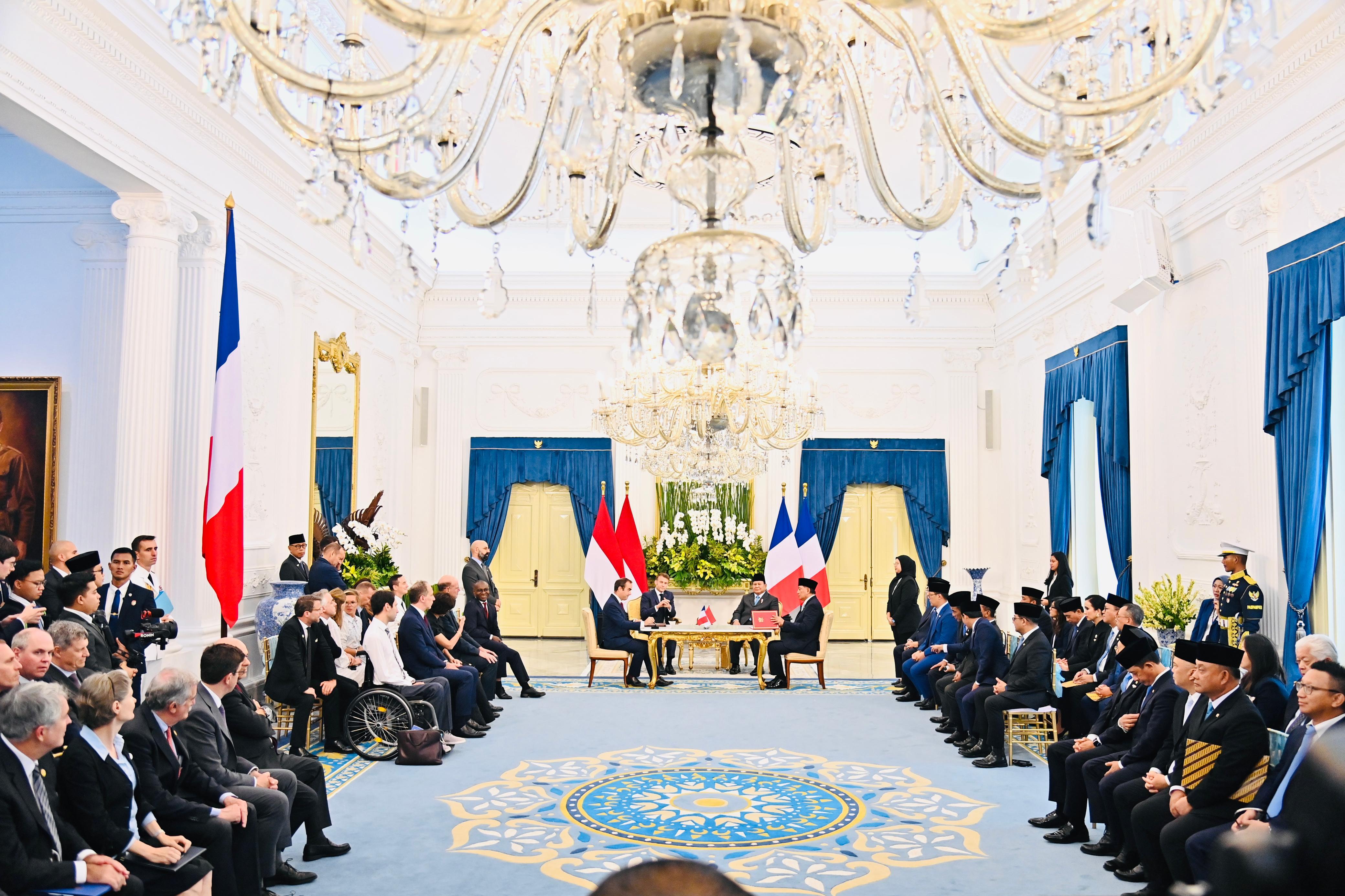 Kerja Sama Indonesia dengan Prancis Presiden Prabowo Subianto (kedua kanan) dan Presiden Prancis Emmanuel Macron (kedua kiri) menyaksikan Menteri Pertahanan Sjafrie Sjamsoeddin (kanan) dan Menteri Angkatan Bersenjata Prancis Sebastien Lecornu (kiri) menandantangani nota kesepahaman antara kedua negara di Istana Merdeka, Jakarta, Rabu (28/5/2025). (Beritanasional.com/Biro pers)