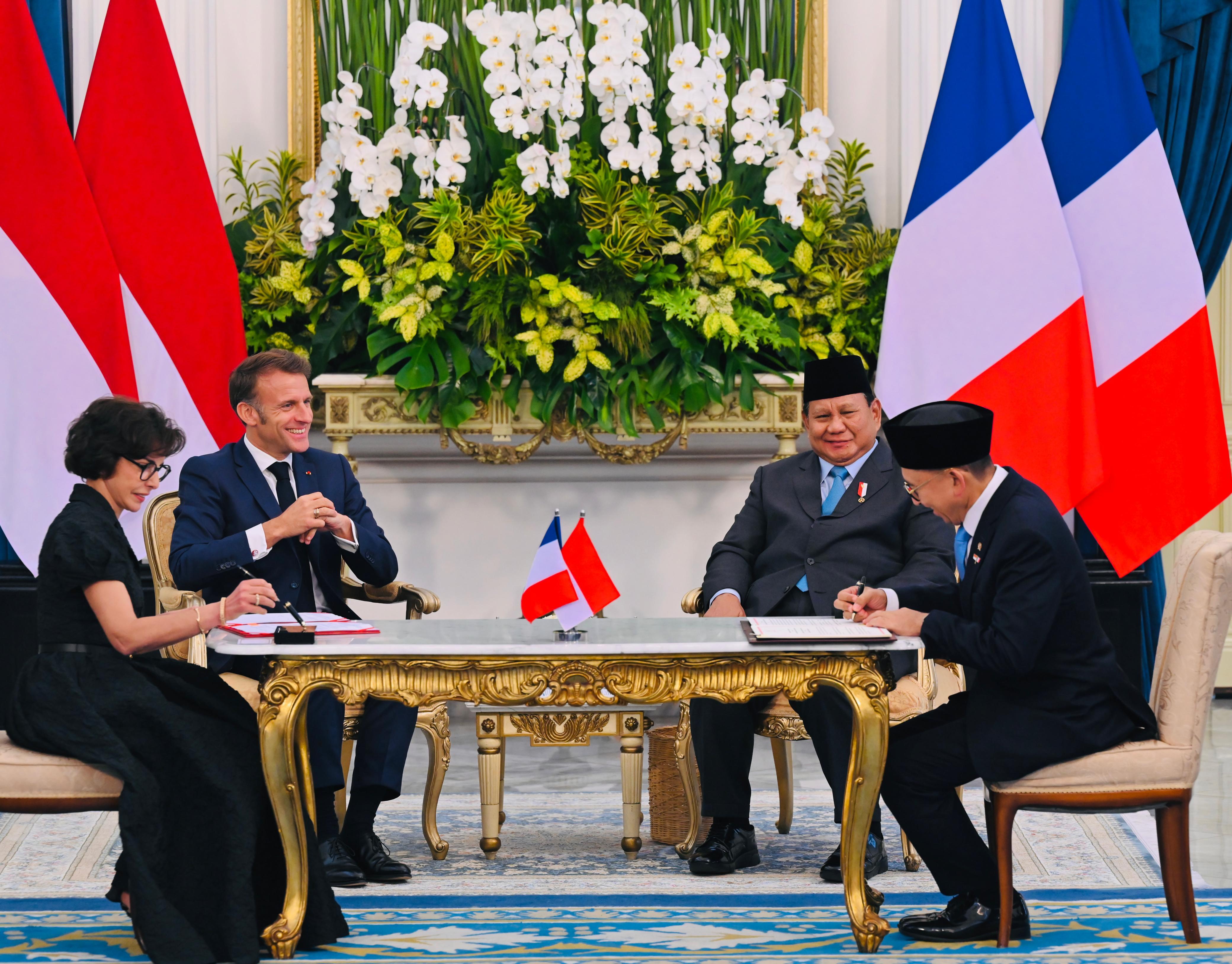 Kerja Sama Indonesia dengan Prancis Presiden Prabowo Subianto (kedua kanan) dan Presiden Prancis Emmanuel Macron (kedua kiri) menyaksikan Menteri Pertahanan Sjafrie Sjamsoeddin (kanan) dan Menteri Angkatan Bersenjata Prancis Sebastien Lecornu (kiri) menandantangani nota kesepahaman antara kedua negara di Istana Merdeka, Jakarta, Rabu (28/5/2025). (Beritanasional.com/Biro pers)