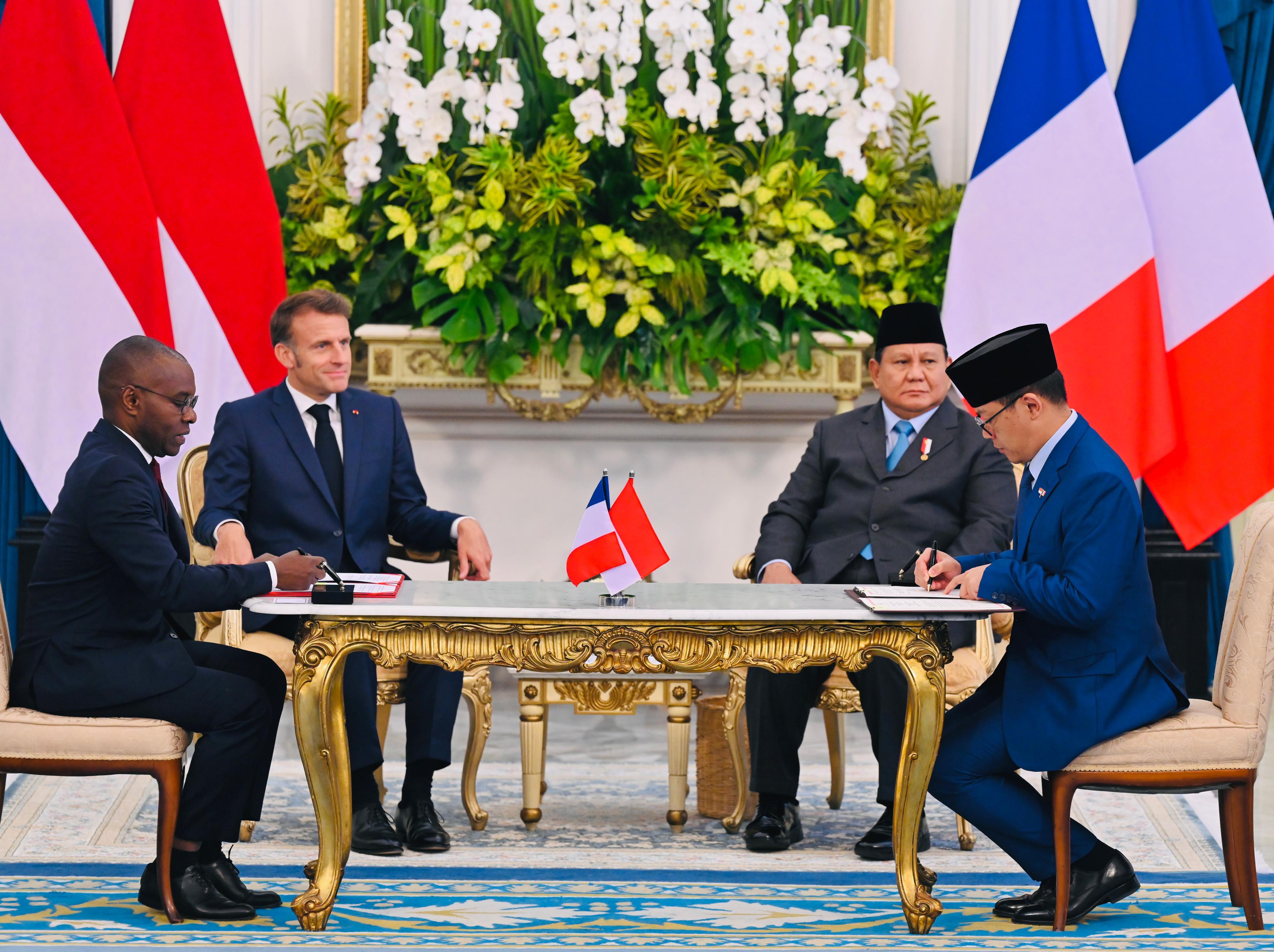 Kerja Sama Indonesia dengan Prancis Presiden Prabowo Subianto (kedua kanan) dan Presiden Prancis Emmanuel Macron (kedua kiri) menyaksikan Menteri Pertahanan Sjafrie Sjamsoeddin (kanan) dan Menteri Angkatan Bersenjata Prancis Sebastien Lecornu (kiri) menandantangani nota kesepahaman antara kedua negara di Istana Merdeka, Jakarta, Rabu (28/5/2025). (Beritanasional.com/Biro pers)