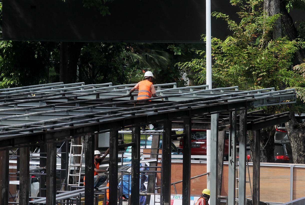 Pekerja melakukan perbaikan Halte TransJakarta dan halte bus umum yang mengalami kerusakan pascaunjuk rasa di Jalan Jenderal Sudirman, Jakarta, Rabu (3/9/2025).  (Beritanasional.com/Oke Atmaja)