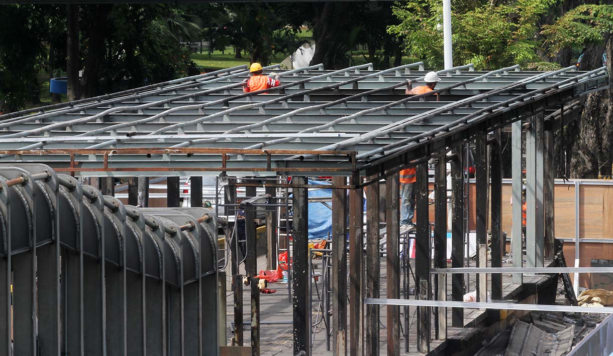Pekerja melakukan perbaikan Halte TransJakarta dan halte bus umum yang mengalami kerusakan pascaunjuk rasa di Jalan Jenderal Sudirman, Jakarta, Rabu (3/9/2025).  (Beritanasional.com/Oke Atmaja)