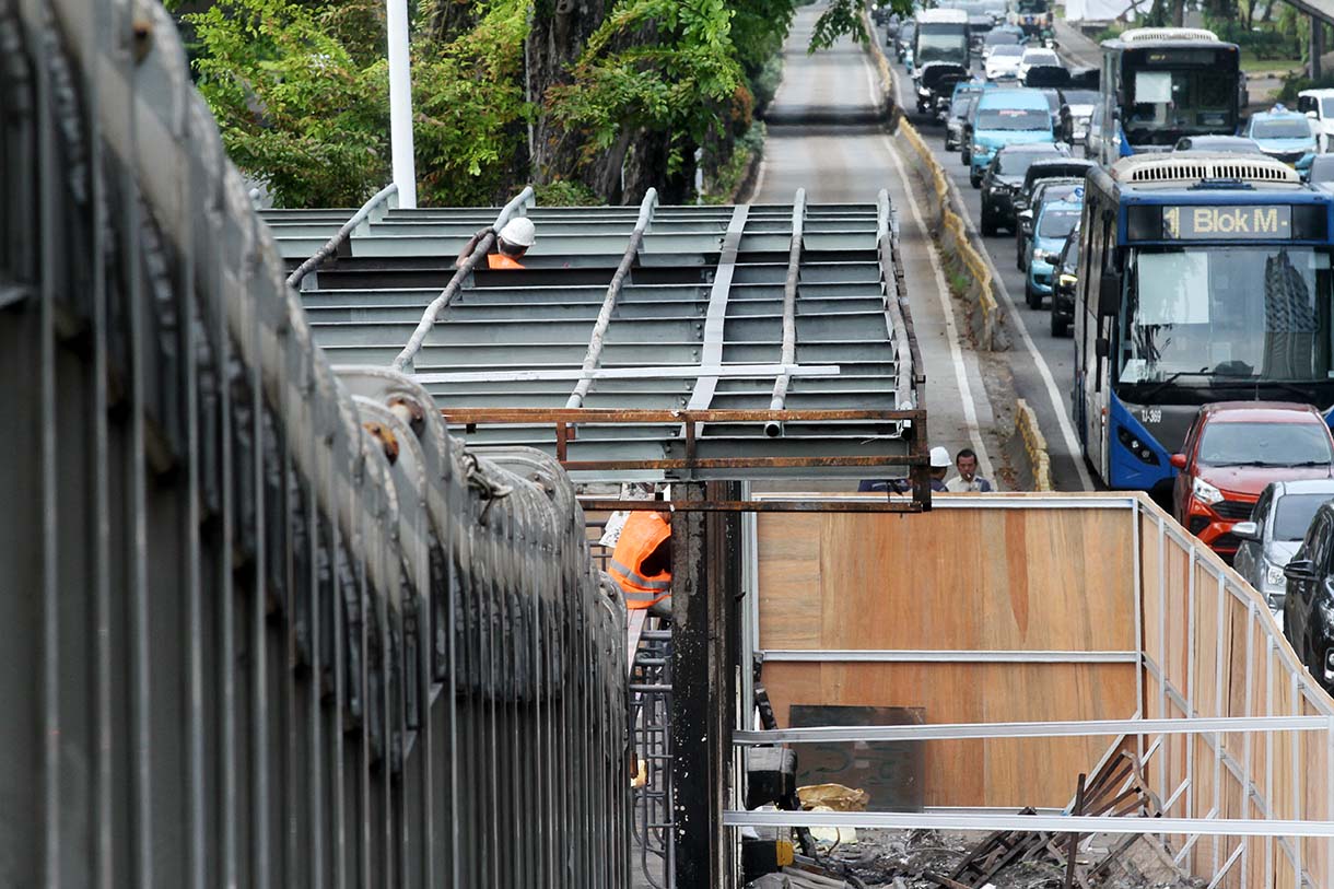 Pekerja melakukan perbaikan Halte TransJakarta dan halte bus umum yang mengalami kerusakan pascaunjuk rasa di Jalan Jenderal Sudirman, Jakarta, Rabu (3/9/2025).  (Beritanasional.com/Oke Atmaja)