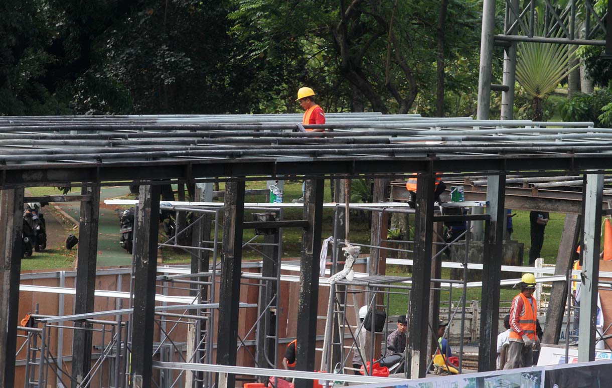 Pekerja melakukan perbaikan Halte TransJakarta dan halte bus umum yang mengalami kerusakan pascaunjuk rasa di Jalan Jenderal Sudirman, Jakarta, Rabu (3/9/2025).  (Beritanasional.com/Oke Atmaja)
