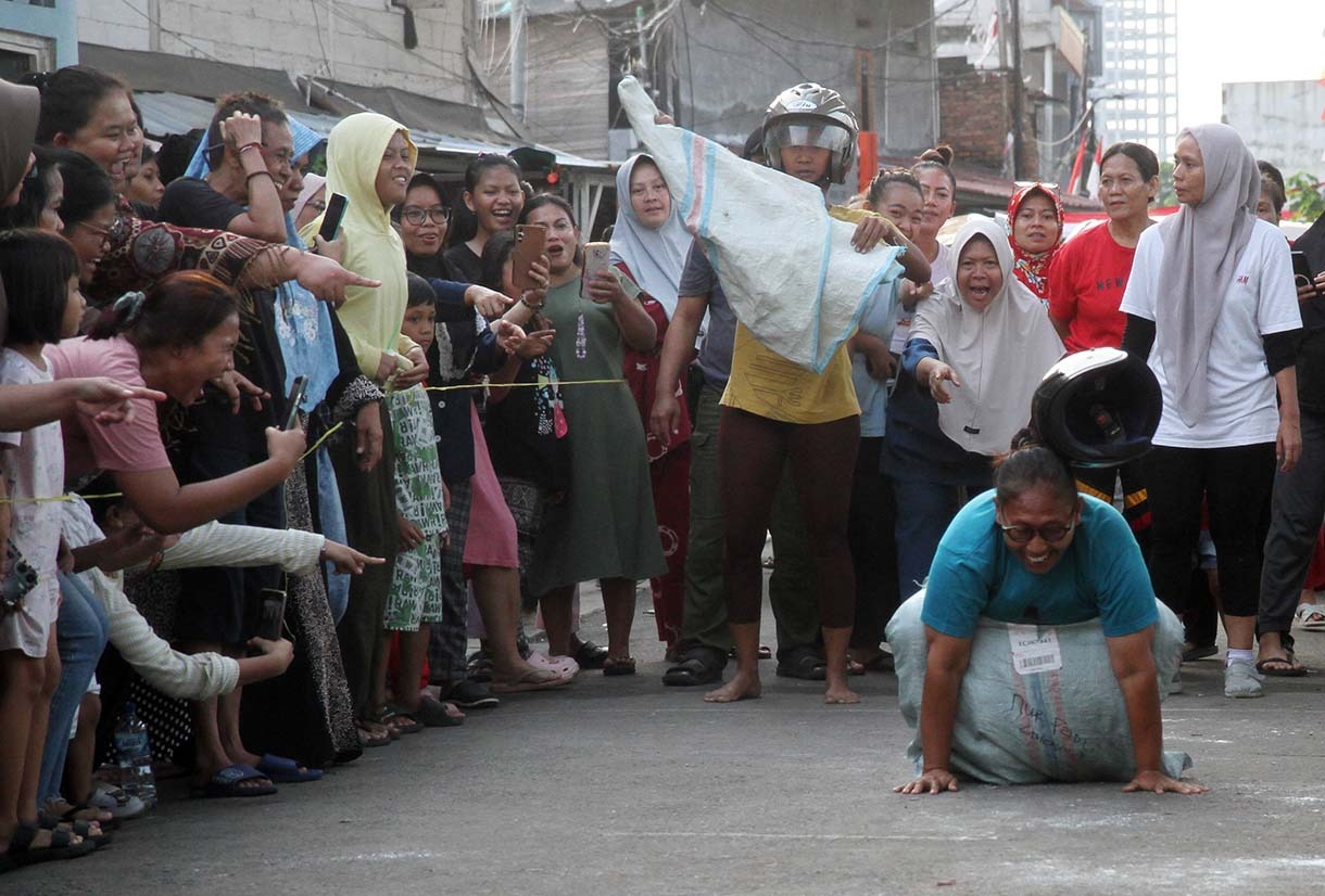 Keseruan Lomba HUT ke-80 RI di Menteng Jaya Warga mengikuti lomba HUT ke-80 RI di Menteng Jaya, Jakarta, Minggu (24/8/2025). (Beritanasional.com/Oke Atmaja)