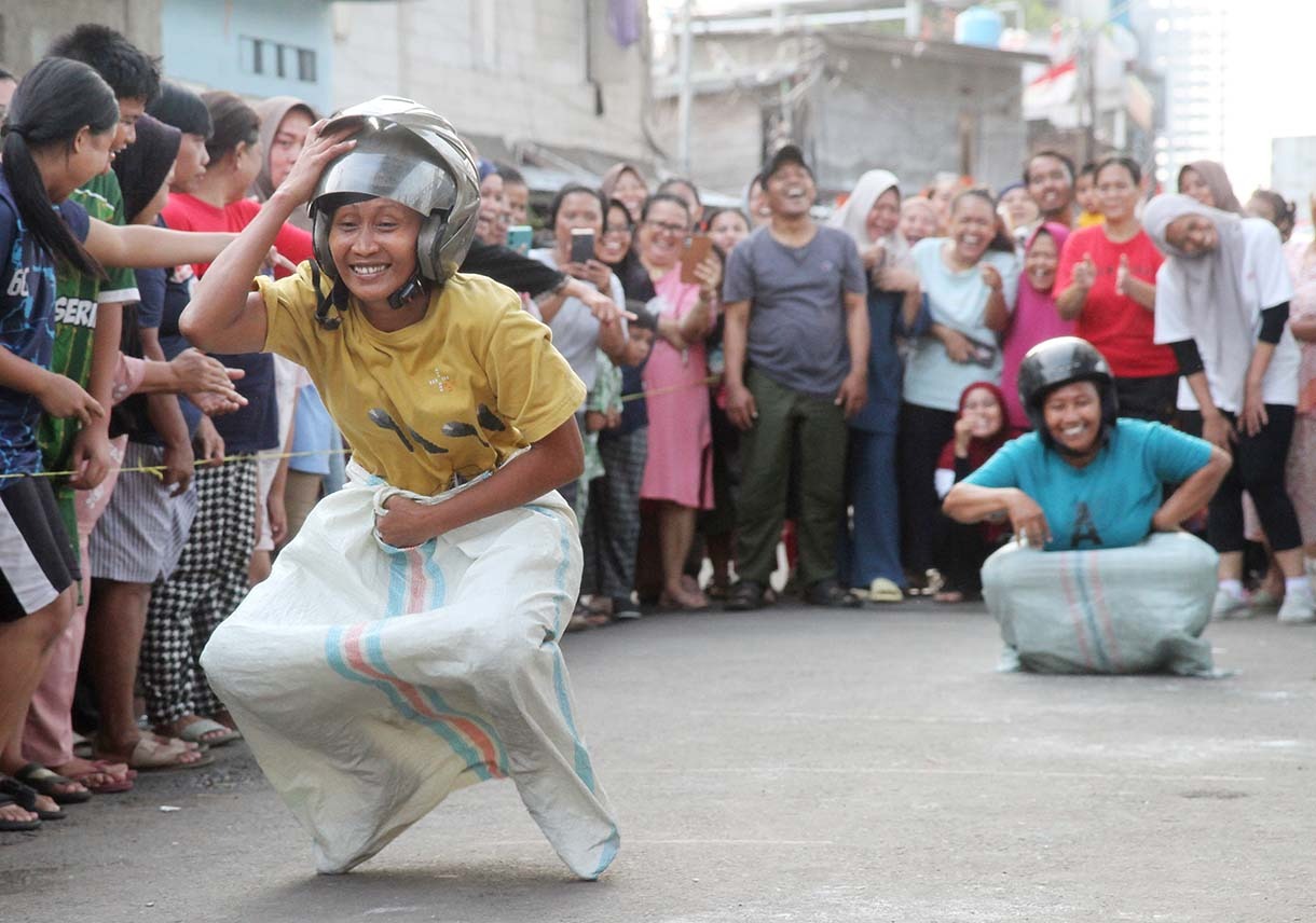 Keseruan Lomba HUT ke-80 RI di Menteng Jaya Warga mengikuti lomba HUT ke-80 RI di Menteng Jaya, Jakarta, Minggu (24/8/2025). (Beritanasional.com/Oke Atmaja)
