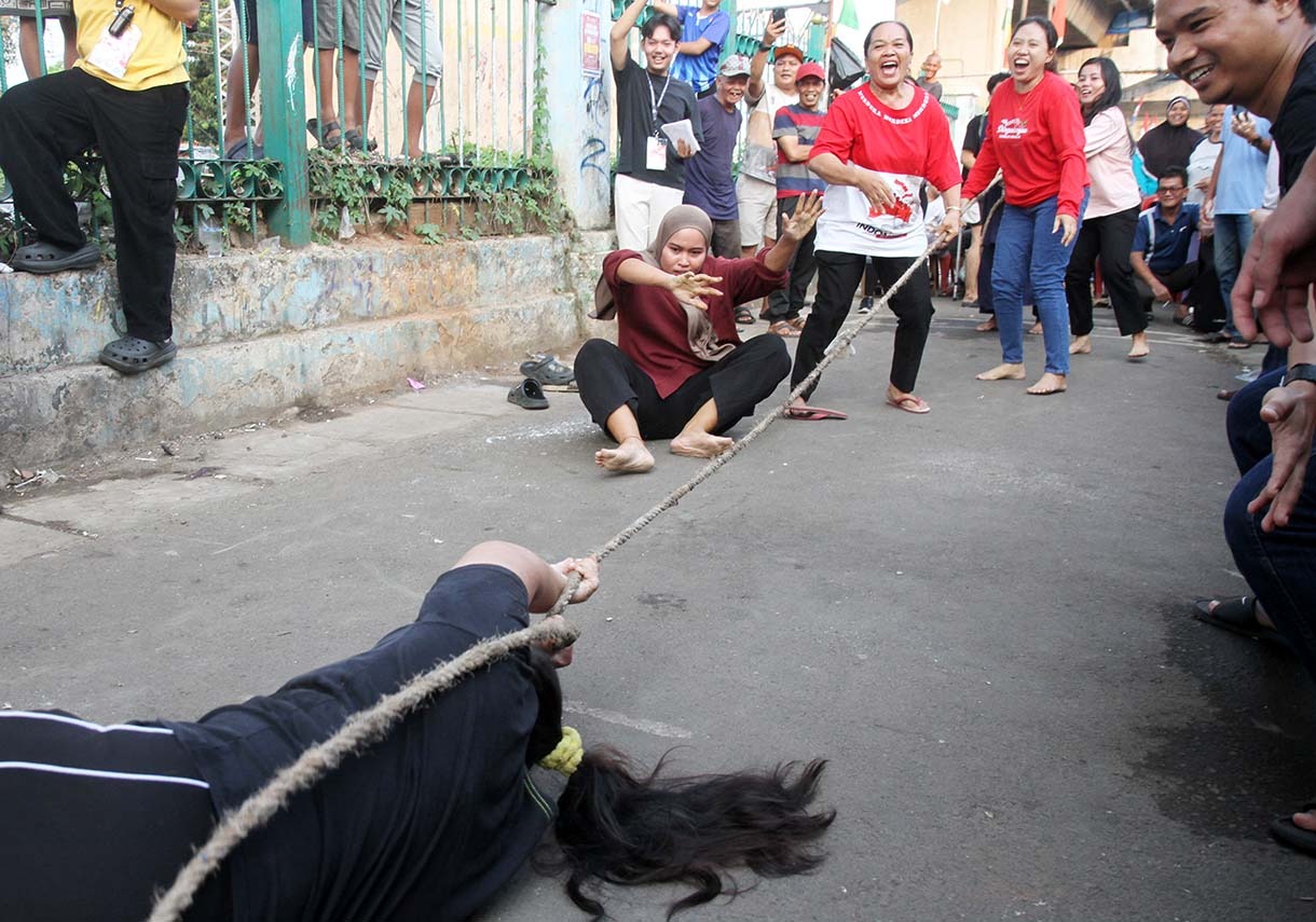 Keseruan Lomba HUT ke-80 RI di Menteng Jaya Warga mengikuti lomba HUT ke-80 RI di Menteng Jaya, Jakarta, Minggu (24/8/2025). (Beritanasional.com/Oke Atmaja)