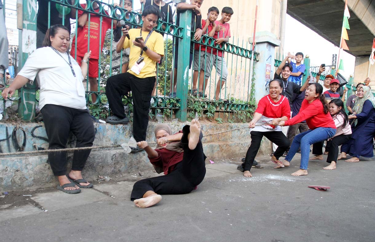 Keseruan Lomba HUT ke-80 RI di Menteng Jaya Warga mengikuti lomba HUT ke-80 RI di Menteng Jaya, Jakarta, Minggu (24/8/2025). (Beritanasional.com/Oke Atmaja)