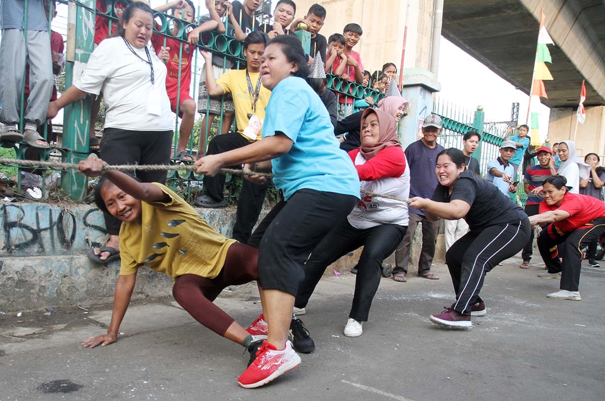 Keseruan Lomba HUT ke-80 RI di Menteng Jaya Warga mengikuti lomba HUT ke-80 RI di Menteng Jaya, Jakarta, Minggu (24/8/2025). (Beritanasional.com/Oke Atmaja)