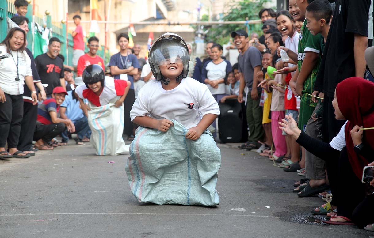Keseruan Lomba HUT ke-80 RI di Menteng Jaya Warga mengikuti lomba HUT ke-80 RI di Menteng Jaya, Jakarta, Minggu (24/8/2025). (Beritanasional.com/Oke Atmaja)
