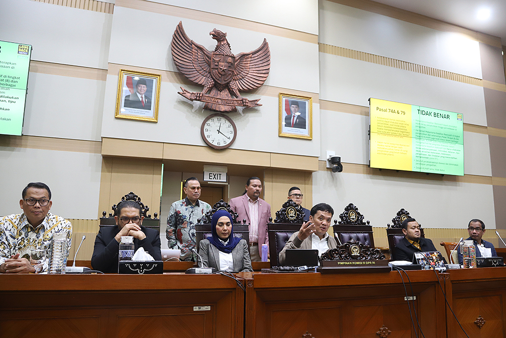 Ketua Komisi III DPR Habiburokhman didampingi wakil pimpinan dan anggota komisi III memberikan keterangan pers terkait RUU Penyesuaian Pidana. (BeritaNasional/Elvis Sendouw)