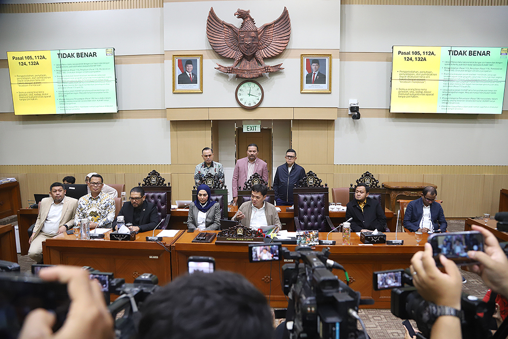 Ketua Komisi III DPR Habiburokhman didampingi wakil pimpinan dan anggota komisi III memberikan keterangan pers terkait RUU Penyesuaian Pidana. (BeritaNasional/Elvis Sendouw)