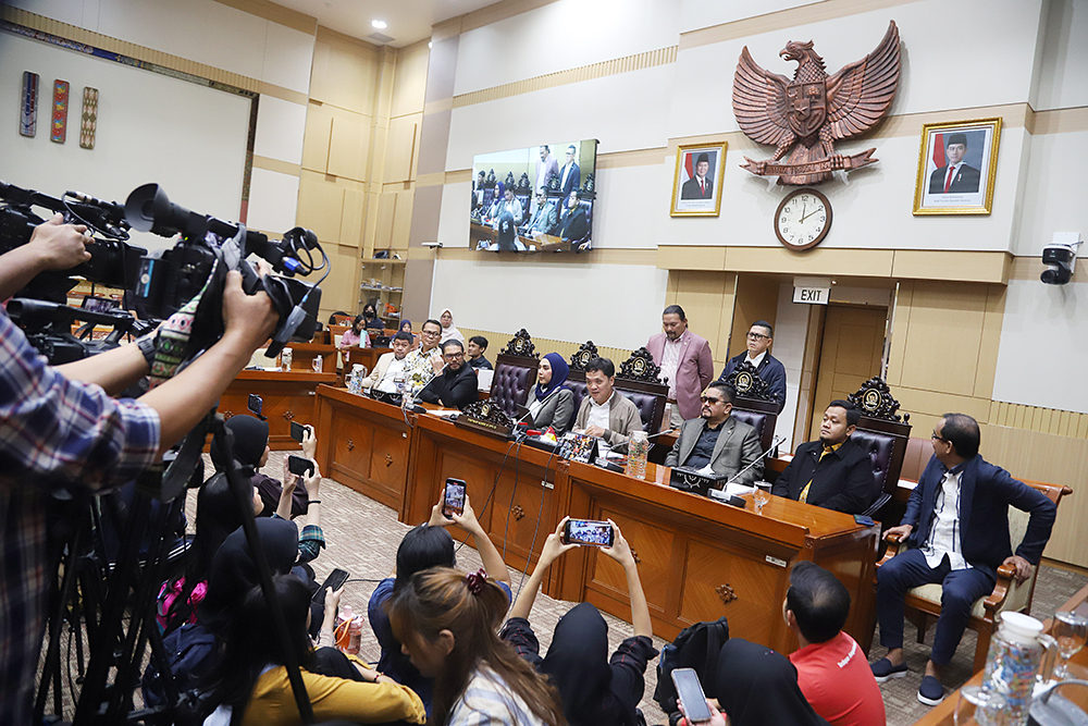 Ketua Komisi III DPR Habiburokhman didampingi wakil pimpinan dan anggota komisi III memberikan keterangan pers terkait RUU Penyesuaian Pidana. (BeritaNasional/Elvis Sendouw)
