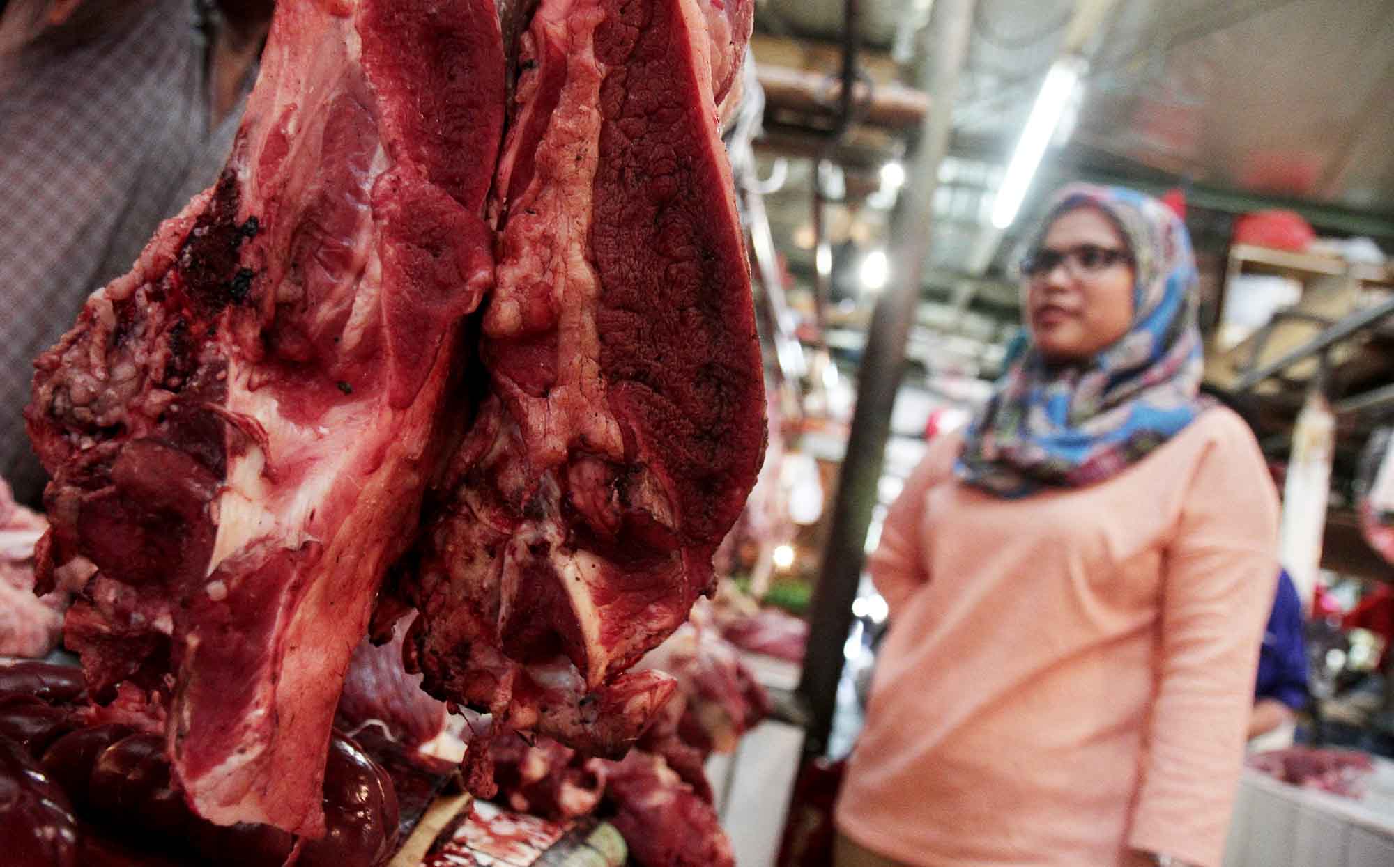 Pedagang memotong daging sapi di Pasar Senen, Jakarta, Kamis(27/2/2025). (Beritanasional.com/Oke Atmaja)