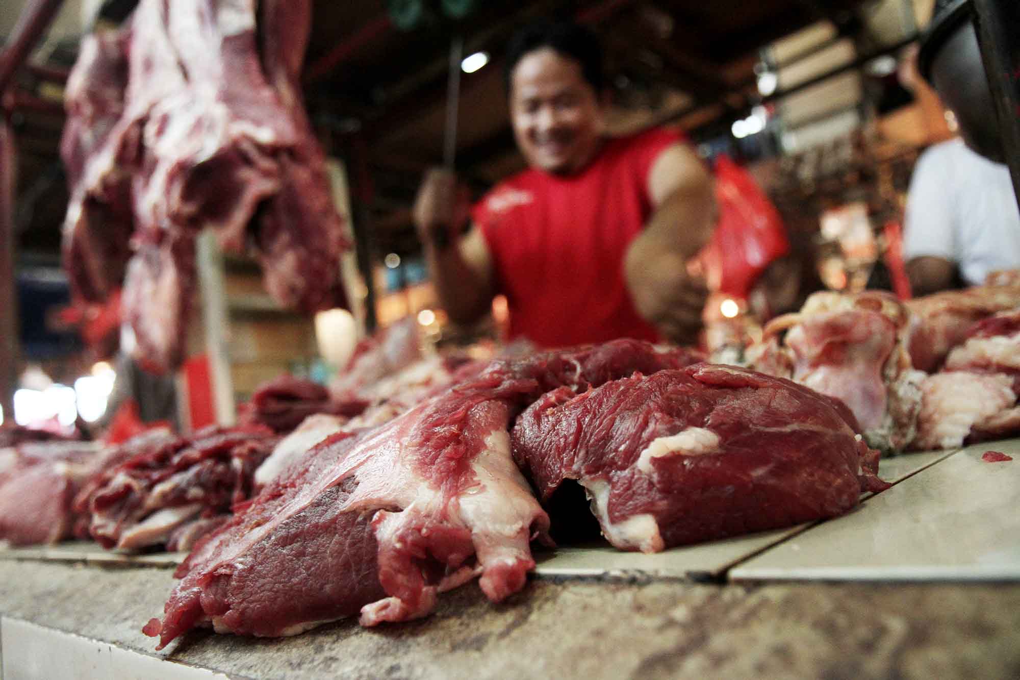 Pedagang memotong daging sapi di Pasar Senen, Jakarta, Kamis(27/2/2025). (Beritanasional.com/Oke Atmaja)