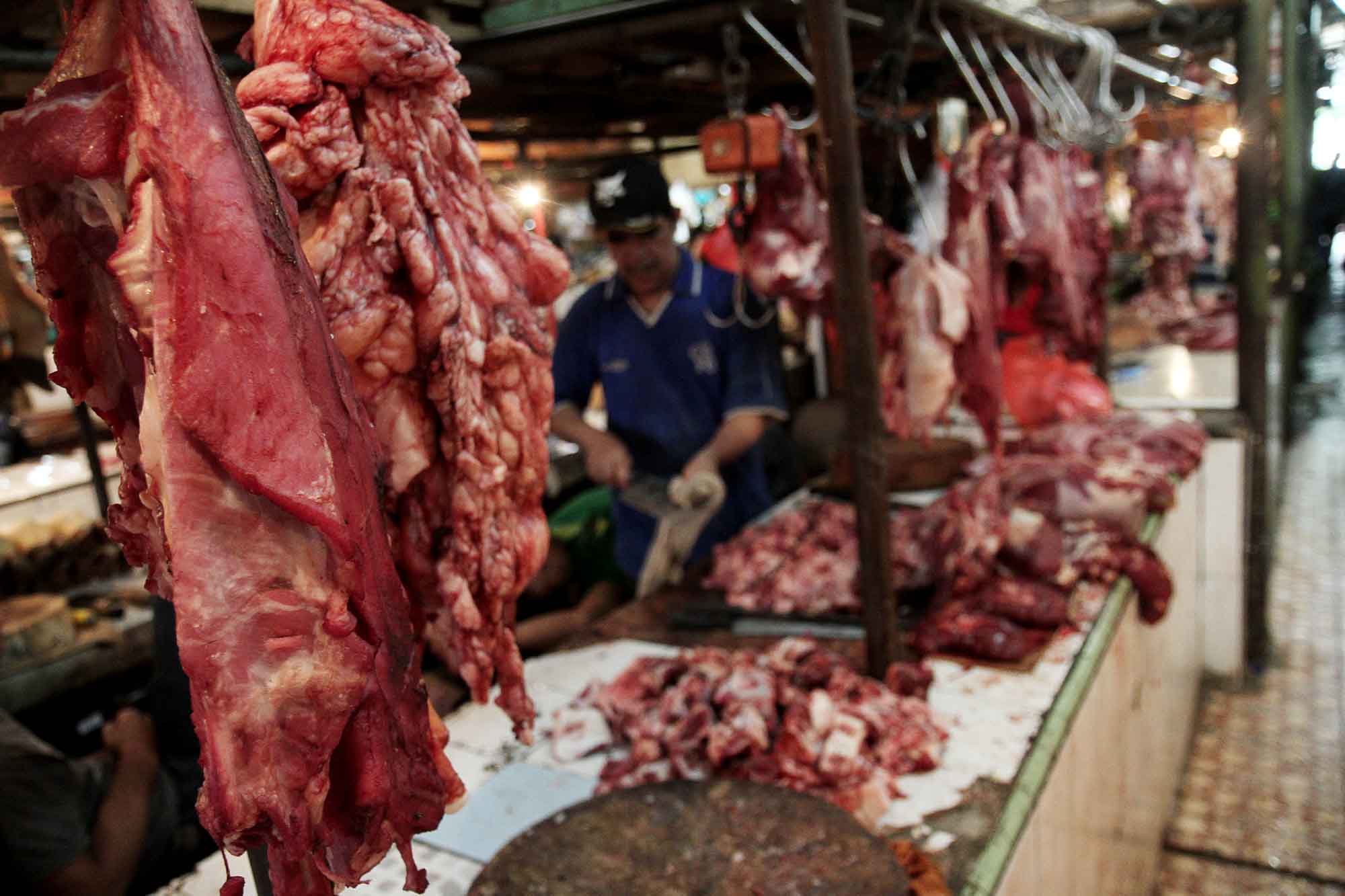 Pedagang memotong daging sapi di Pasar Senen, Jakarta, Kamis(27/2/2025). (Beritanasional.com/Oke Atmaja)